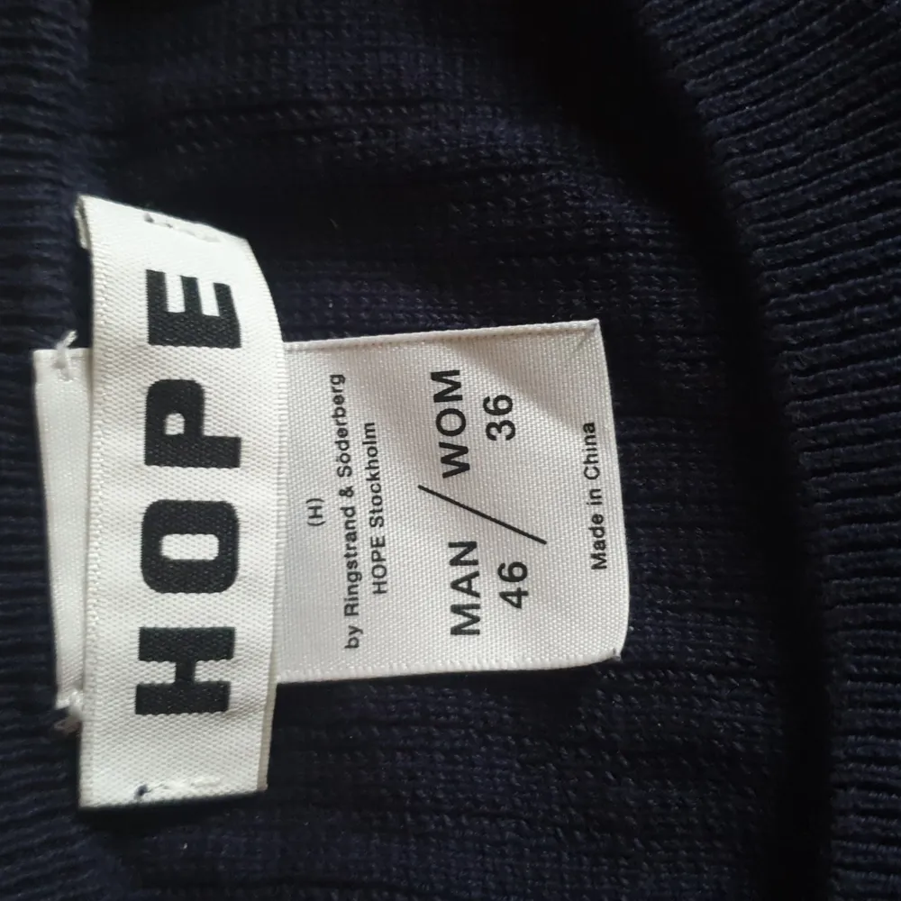 Säljer denna otroligt bekväma tröja från Hope. Jag har växt ur detta plagg och säljer då vidare den för ett mycket rimligt pris.. Tröjor & Koftor.