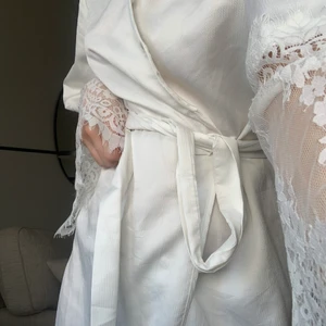 Siden morgonrock  - Superfin siden morgonrock med spets armar. Knappast använd så känner att den behöver komma till någon som använder den♥️ nypris över 500 och bra kvalite!