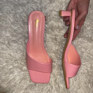 Rosa klackar💖  - Ett par skitfina rosa klackskor i storlek 40. Köpta här på plick men passade tyvärr inte då jag har storlek 37-38😬 Men passar 39-40 skulle jag tro. Skitfina och perfekta till våren🤩 Köparen står för frakt och om det är fler intresserade blir det budgivning💕
