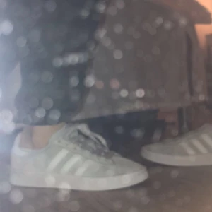 Adidas campus sneakers  - Adidas campus sneakers. Endast använda någon gång men pågrund av att jag tvättat de i tvättmaskin har lite av texten försvunnit annars jättefina och i bra skick.