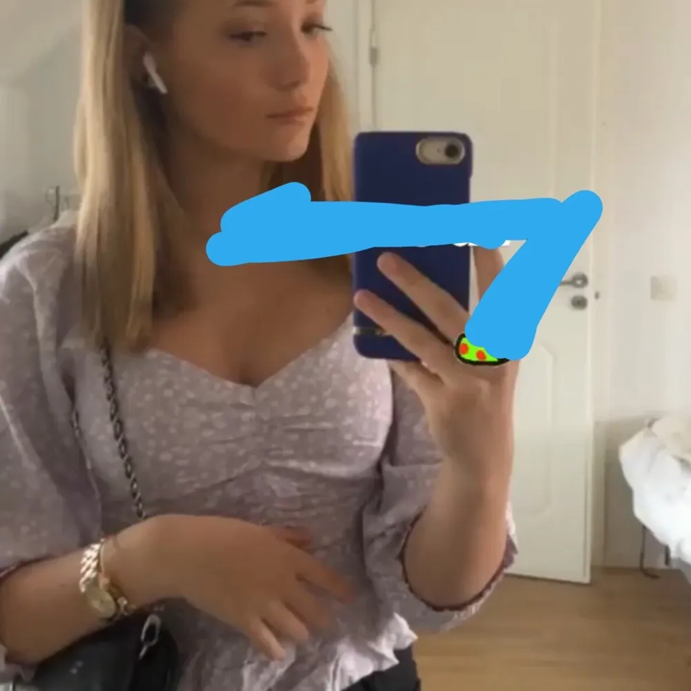Säljer min super söta ljus lila blus med vita blommor perfekt till sommaren😍🙌🏼. Skriv för mer bilder💕. Puserot.