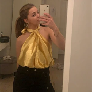 Somrig body - Säljer denna guldiga, somriga, helt oanvända bodyn från ASOS. Toppen är helt öppen i ryggen, kan skicka bild om så önskas. Bilden ovan är lånad. Kan frakta eller mötas upp beroende på, pris kan diskuteras 🤍💕
