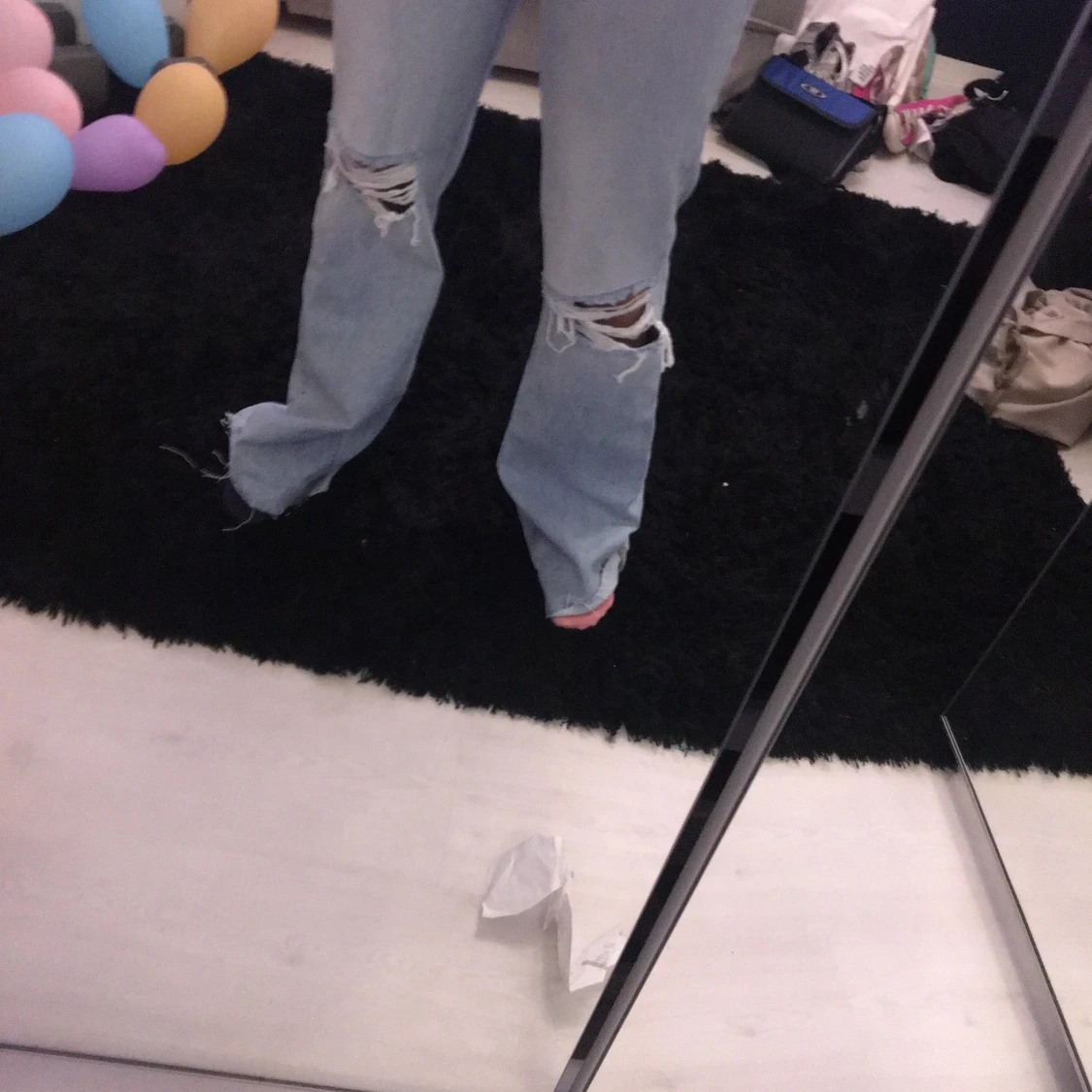 Intressekoll vida jeans med slitage - 90