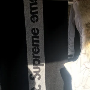 Supreme scarf - Nyskick supreme scarf osäker på om det är äkta eftersom att jag ej hittar sjalen/scarfen på hemsidan och att jag inte vet när jag fått den men den är i nyskick och har aldrig använts. Rök och djurfritt hem ställ gärna frågor om ni e Intresserade☺️