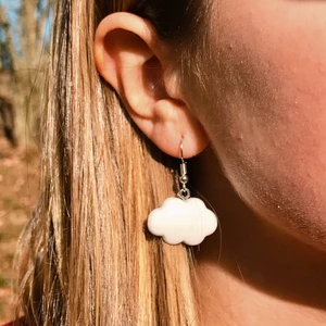 Moln Öronhängen - Älskar verkligen dessa öronhängena! Det känns knappast när man har i de i öronen och de är väldigt fina + passar till allt. 