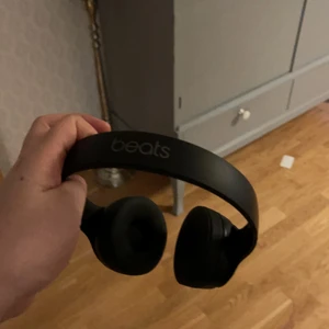 beats solo wirewless hörlurar  - Använt få tillfällen, Ny skick och allt ingår låda,laddare, hörlurar och ”väskan”! Önskas fler bilder så kan ni höra av er! Matt black färg! Köpt på netonet i Växjö för 1690kr 