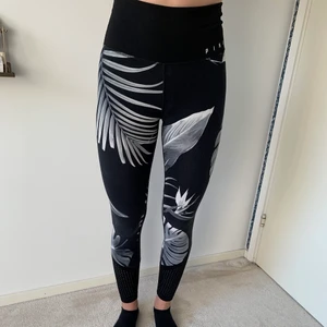 PINK träningstights - Svarta träningstights med palmblad från PINK. Köpta i New York! Strl S. Fina detaljer på nedre delen av benet. Väl använda. Priset går att diskuteras. 🌼🌼