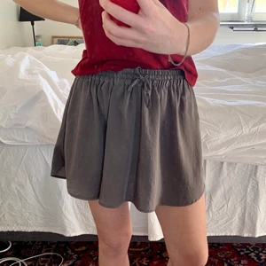 Snygg kjol Pull&Bear - Supersnygg mörkgrön kjol från Pull&Bear. Väldigt fint svall på kjolen.