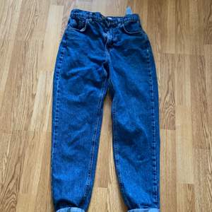 Medium blue mom jeans from pull and bear. Original price 399kr. Washed and in great condition 