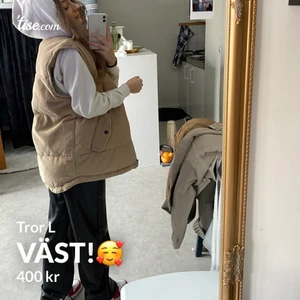 Manchester väst!🥰 - Jättefin beige väst! Perfekt till höst, vår och sena sommarkvällar! Älskar den här, är väldigt oversized och skulle enligt mig passa både tjejer och killar. Manchester tyg som jag ääälskar att den är. Om jag säljer så står köparen för frakten!🥰 Pris går att diskutera!! (Råkade göra en budgivning men man kan köpa den för 300)🥰  JAG SKULLE MÖJLIGTVIS KUNNA BETALA EN LITEN SUMMA AV FRAKTEN!🥰