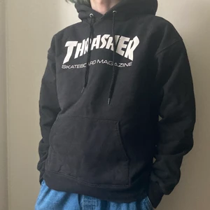 Thrasher hoodie vitt tryck - Svart Thrasher hoodie med vitt tryck. Den är lite gammal men har inte användts mycket. Köpare står för frakt. Modell är 180 för referens. 