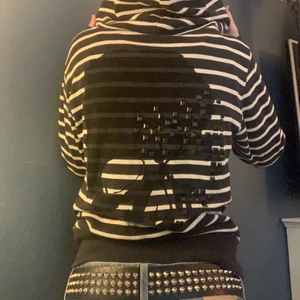 Hoodie med döskalle  - Sjukt bekväm och snygg hoodie med en döskalle på ryggen och även en liten döskalle fram💞