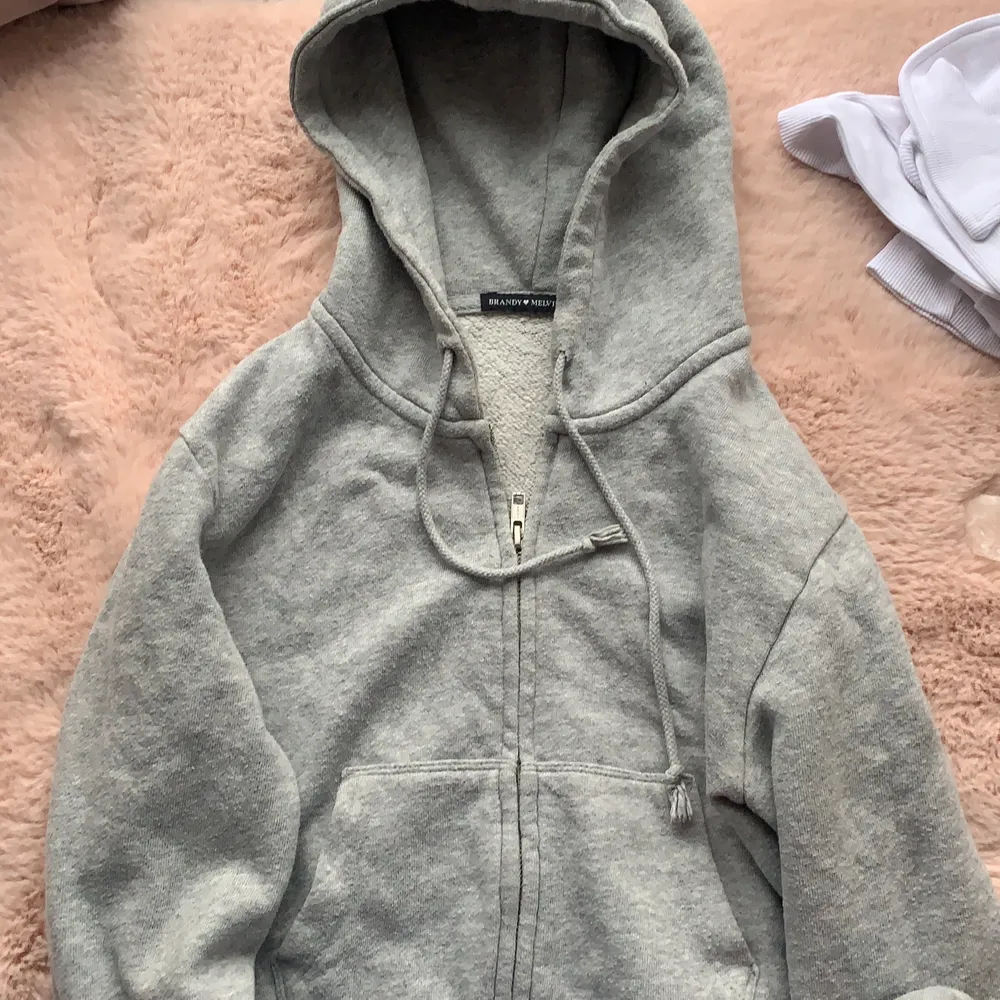 Croppad grå hoodie från Brandy Melville. Säljer då den inte kommer till användning💗storleken passar en xs eller s💗köparen står för frakten. Hoodies.
