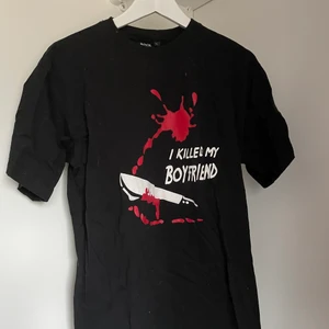 Tshirt  - T-shirt köpt här på plick! Säljer vidare pga används inte