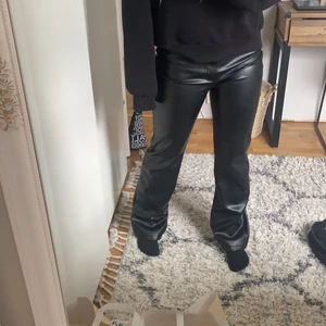 Skinnbyxor - Snygga skinnbyxor från chiquelle, aldrig använda då det inte var min stil, så inga hål eller andra skador på byxorna. Som nya. 