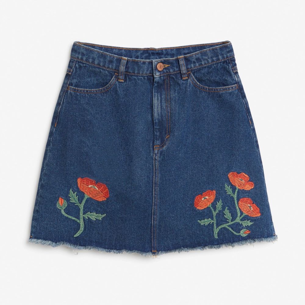dark denim skirt with red flower embroidery and strong denim, worn only a few times so basically new condition . Kjolar.