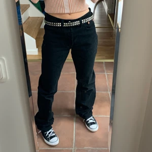 Lågmidjade zara jeans - Svarta låg midjande/ mid waisted jeans från zara. Använda 1 gång. Jeansen är i storlek 34 men passar även översized på en 32 och kanske en liten 36:a oxå!💕💕💕💕💕💕💕 står ej för frakt! (66kr då e de spårbart)