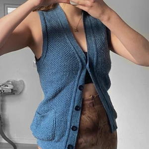 Väst - Stickad blå väst, mjuk 🦋