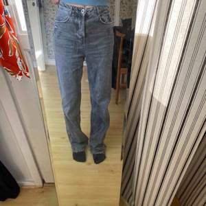 Gråa jeans från Zara i storlek 34, men oversized skulle mer säga 36/38. Väldigt bra skick!