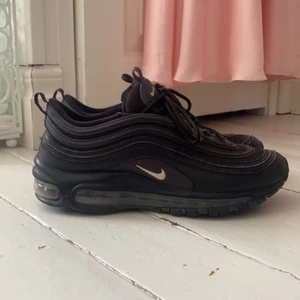 Svarta Nike air Max 97 strl 39,5 - Svarta Nike air Max strl 39,5 i bra skick ser nästan oanvända ut💕
