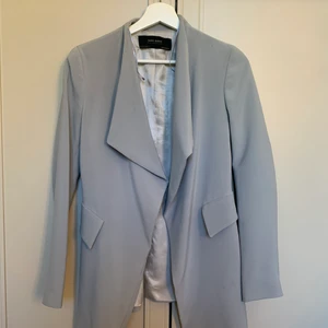 Blazer - Säljer denna ljusblåa blazer från Zara. Storlek S och är ganska tajt. Använd 1-2 gånger. ✨