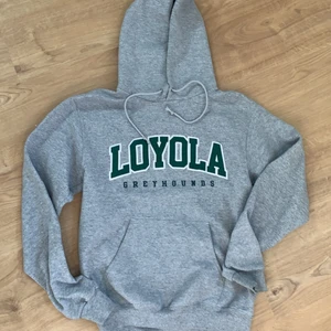 Grå hoodie - Säljer denna jättesnygga hoodien från Champion! Säljer endast pågrund av att den inte riktigt sitter som jag ville och är lite tight💕💕 Jag köpte den för 450kr på plick och efter det är den endast testad💖 skriv för fler bilder