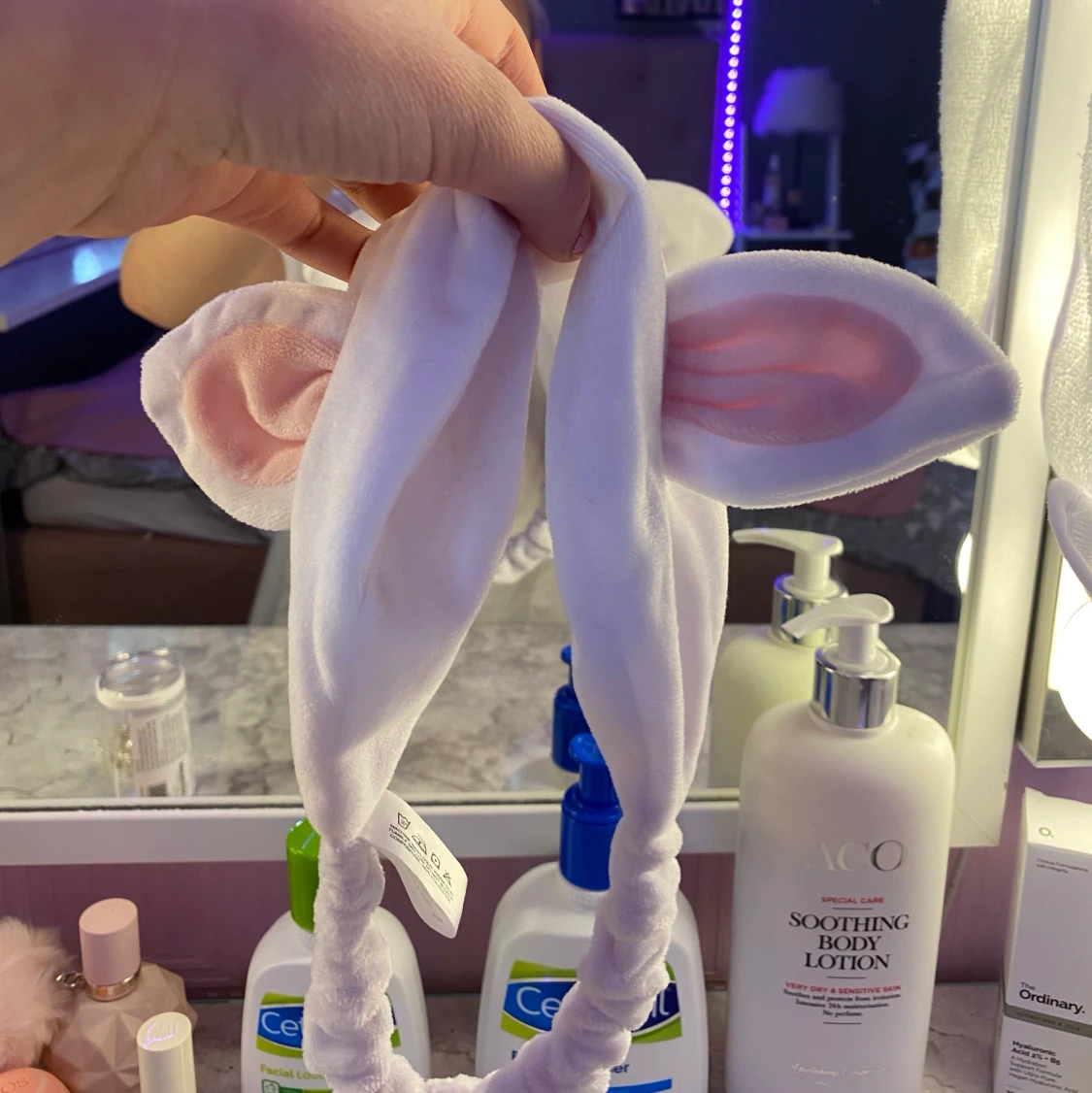 Vitt hårband med kaninöron!  - 90