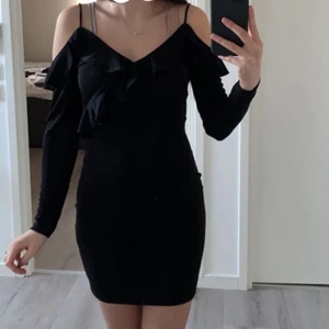 Svart klänning  - Klänningen är från ginatricot och är inte alls använd, den har prislappen på. Jag köpte den för 250 kr men säljer för 200 då den inte är använd alls. Storleken är S.