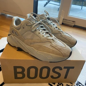 YEEZY 700 Salt - Storlek 44 (US 10) Skick 8/10, Fri frakt eller meetup i GBG, Nypris 450$ (stockX)