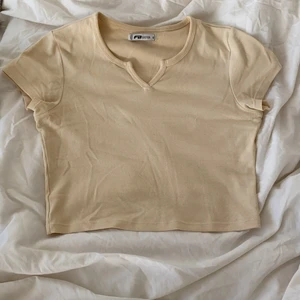 T-shirt från FBsister, S - En sällan använd T-shirt som slutar vid naveln! I en ljusgul ish färg! Utan slitningar eller fläckar ect! Kund står för frakt! 