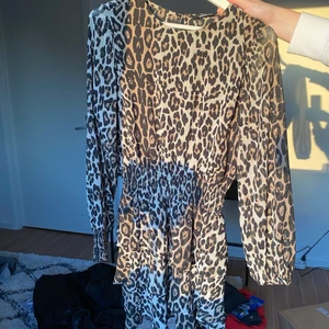 Leopardklänning  - Säljer min jättefina leopardklänning från ginatricot då den är för liten för mig. Resårband i midjan som formar kroppen jättefint, och volanger nertill. Använd 2-3 gånger och är i jättefint skick. Köparen står för frakt 🥰