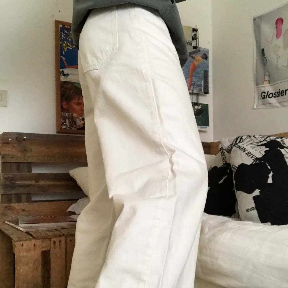 Vita baggy jeans. Dem är så snygga och trendiga. Storlek 27/32 och passar baggy mig som vanligtvis har 34. Dem är från weekday i modellen rail. Frakt tillkommer. Jeans & Byxor.