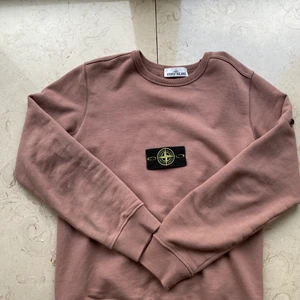 Stone Island Crewneck - Skriv i PM för hjälp med storlek. Stone Island Röd-ish. Fint skick