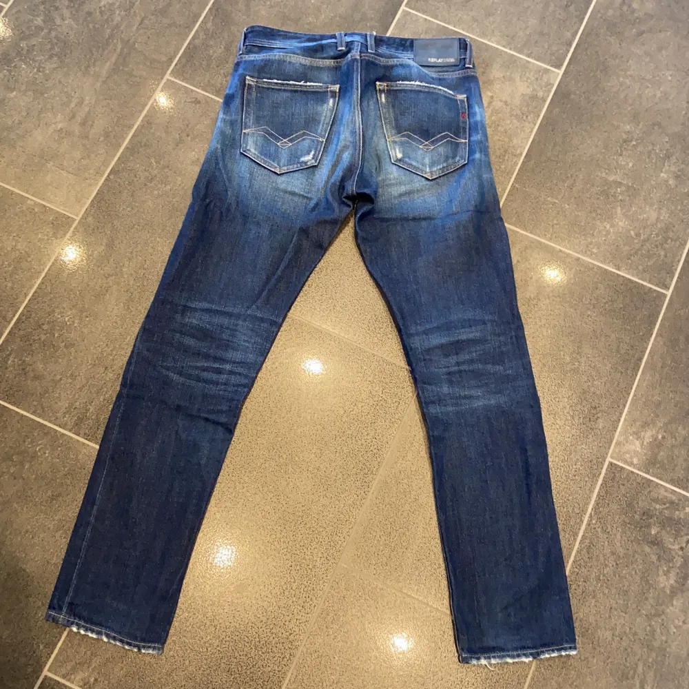 Säljer dessa jeans som är i bra skick och de är i storlek 29/30. De har bra passform och är raka jeans. Priset är exklusive frakt.. Jeans & Byxor.