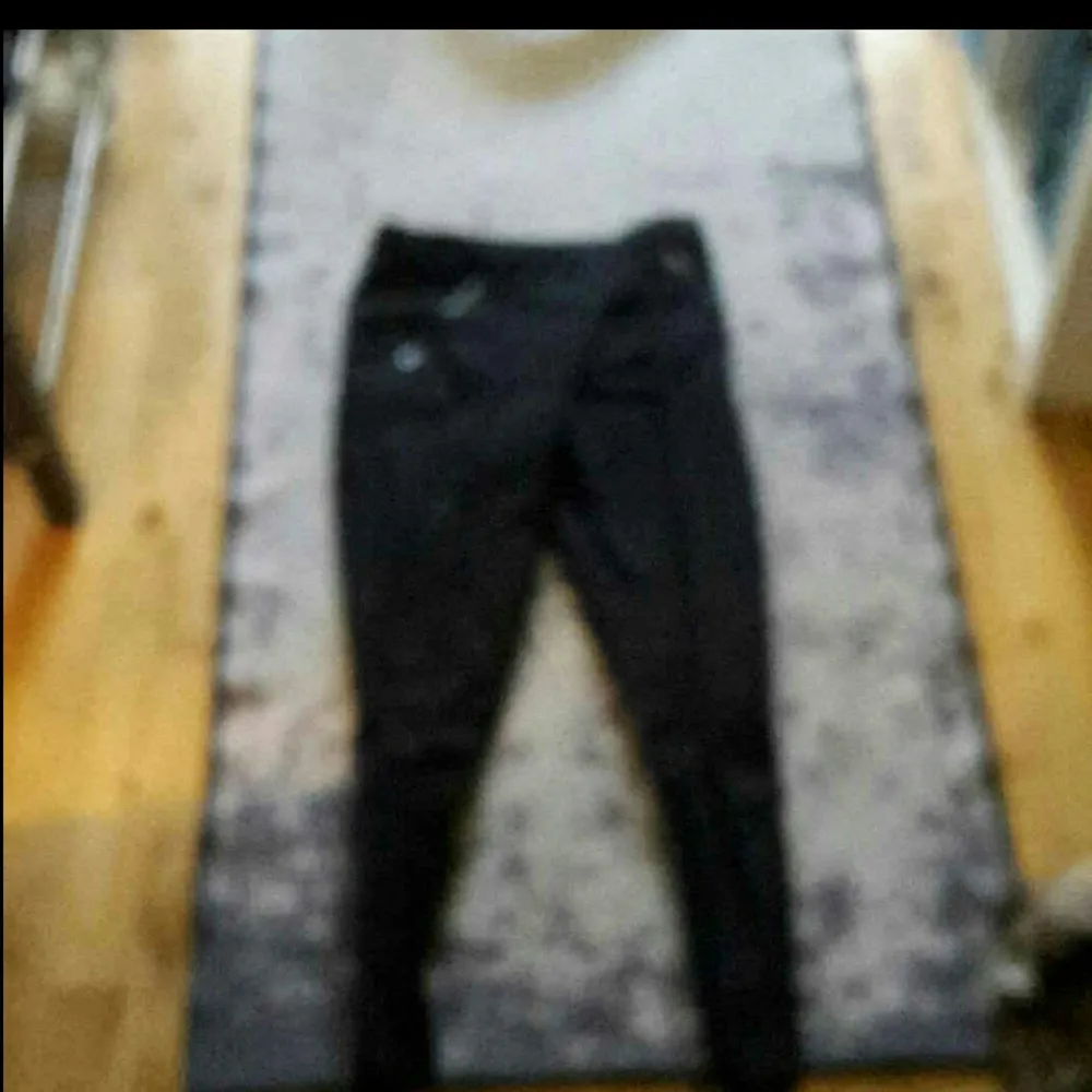 Svarta fin byxor jätte fina och sköna . Jeans & Byxor.