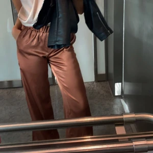 Byxor Zara storlek S - Jätte fina byxor från zara endast andvänd en gång! 