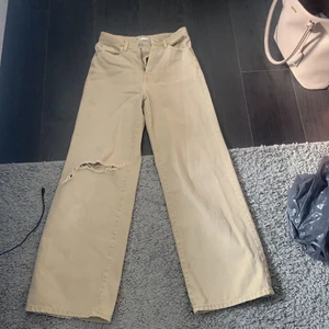 Byxor från Gina  - Säljer ett par as snygga jeans från Gina! I storlek 34. 