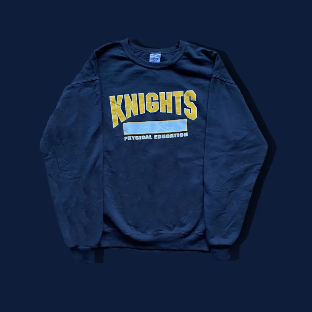 Vintage college sweatshirt från USA. Färgen är svart och trycker är i gult och vitt. Superbra kvalitet på trycket och cond är i toppskick, en stark 9/10!. Hoodies.