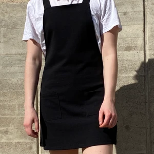 Svart hängselklänning  - En svart längselklänning med fickor framtill från Bikbok i storlek S. Använd men i gott skick! Kan mötas upp i Stockholm eller skicka mot extra kostnad. Kolla in annat jag säljer! 