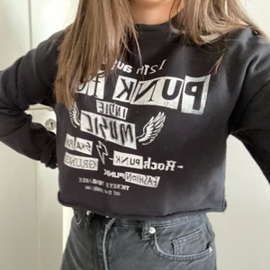 Sweatshirt Bershka  - Fin kort sweatshirt storlek S men passar även Xs. Kommentera för frågor och skriv för fler bilder💕 Pris går alltid att diskutera men frakten ingår ej!🦋