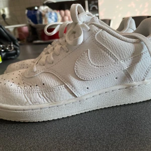 Nike court vision skor  - Jag säljer dessa skor pga att de var för små för mig. Har använt ca 3 gånger så de är i princip helt nya. Storlek 36. Frakt ingår ej och ordinarie pris är 900kr, säljer för 600.