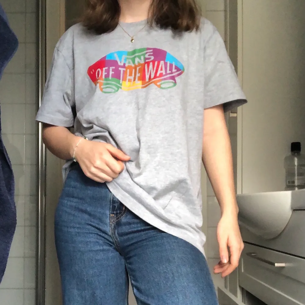 Supersnygg vans t-shirt med tryck! Ovanligare, färgglatt tryck🏳️‍🌈 Väldigt bra skick⭐️ Strl XL men passar alla beroende på hur man vill att den ska sitta, jag har strl S annars❤️ Skickar eller möts upp i Gbg. Priset kan diskuteras!. T-shirts.