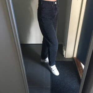 Jeans storlek 38 - Grå jeans från H&M i storlek 38. Tvättade en gång. Ingen stretch. Jag är 170cm, väger 58 kg.