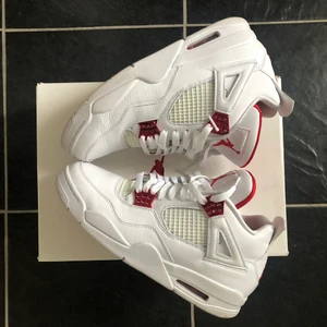 Jordan 4 ”metallic red” - Jordan 4 ”Metallic Red” Size:43 Cond:9/10 4000🤝 Dm för fler bilder🔌