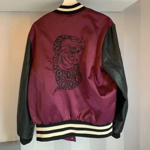 Baseball jacket  - Super snygg lila baseball jacka ifrån h&m finns inte att köpa mer!! Nypris var 699kr!! Skick 10/10 köparen står för frakt 💕 Väldigt oversized på mig som Ofast har Xs/S