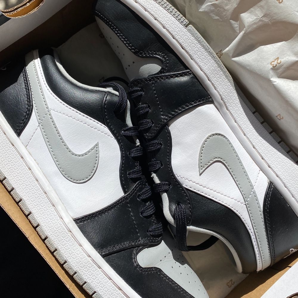 Säljer mina absoluta favoritskor då de tyvärr inte kommer till användning 💕 Köpta på StockX som helt nya, och har sedan dess bara använts fåtal gånger - toppskick! Säljer för 1100kr + frakt (totalt köpta för 2000kr inkl. frakt och tull) Låda och övrigt som StockX skickade med ingår såklart! . Skor.