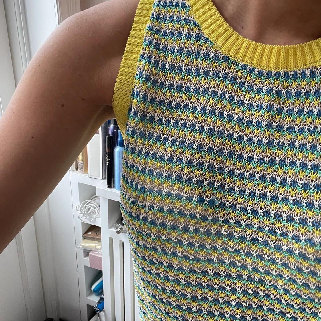 Färgglad tröja utan armar från mango - 91