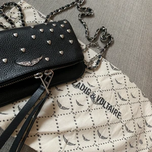 Zadig nano axelrämsväska - Säljer nu min super fina mini zadig väska! Den är sparsamt använd och i nyskick!! Inga slitningar osv, dustbag medföljer. Finns både stor och liten kedja. Nypris är ca 1599kr. Kom med ett bra förslagspris eller om många är intresserande blir det budning!💕💕Säljer direkt för 1250kr