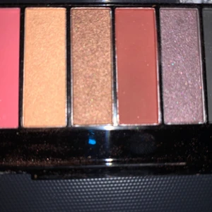 Ögonskuggs palett - Den är inprincip helt ny, den enda skuggan som är rörd är den bruna som ni kanske ser. Annars är resten helt orörda! 😊