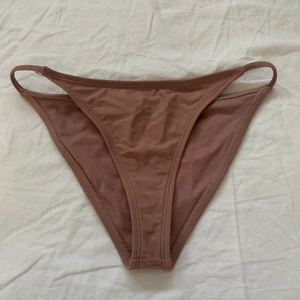 Bikiniunderdel  - Säljer denn bikiniunderdel i storlek S från Nakd. Den är i super fint skick och knappt använd💞💞 Kan mötas upp i Helsingborg men självklart går det bra att frakta!💚